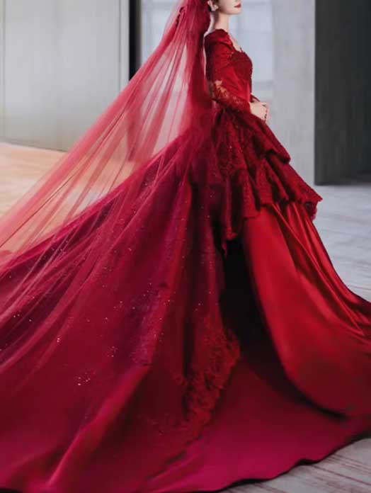 Rotes Brautkleid mit langer Schleppe von LAFANTA – außergewöhnliche Brautmode in der Schweiz